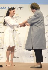 『minne ハンドメイド大賞 2016』授賞式(左から)篠原ともえ、MOLA yasuyo氏 (C)ORICON NewS inc. 