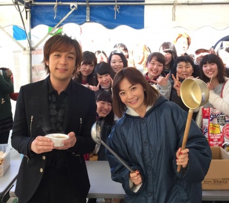 「福魂祭」ライブパフォーマンス前に大鍋をふるまった（左から）藤澤ノリマサ、華原朋美 