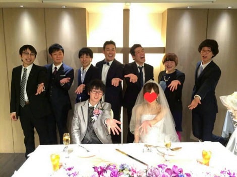 多くの先輩芸人に囲まれる中、結婚式を行ったスーパーマラドーナの田中一彦（前列左） 
