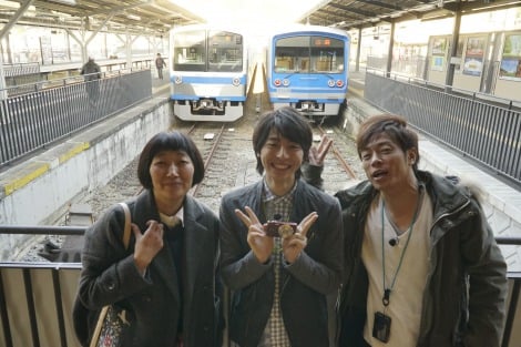 陣内智則、たんぽぽ・川村エミコとともに『ヒルナンデス!』の「沿線フォトさんぽ」コーナーに出演した高杉真宙(C)NTV 