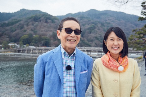 4月16日放送の『ブラタモリ』から新パートナーの近江友里恵アナウンサーが登場。京都・嵐山を訪れる (C)NHK 
