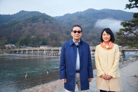 4月16日放送の『ブラタモリ』から新パートナーの近江友里恵アナウンサーが登場。京都・嵐山を訪れる (C)NHK 