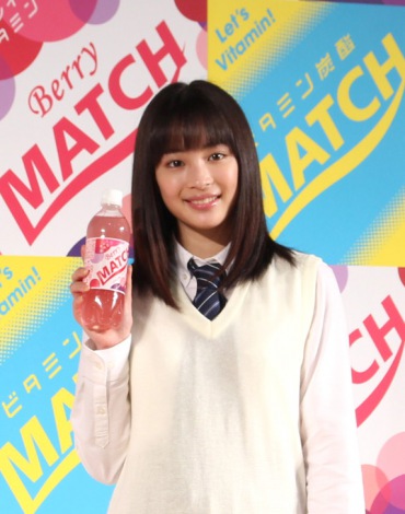 広瀬すずが高校にサプライズ登場 男子高校生の 憧れ体験 をプレゼント Oricon News