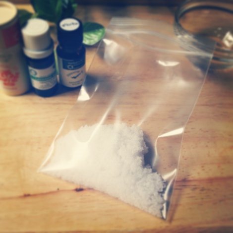 天然塩とチャック付きの小分け袋、精油があればOK！なアロマバスソルトの作り方【その１】小分け袋に天然塩（30グラム）を入れる（C）oricon ME inc. 