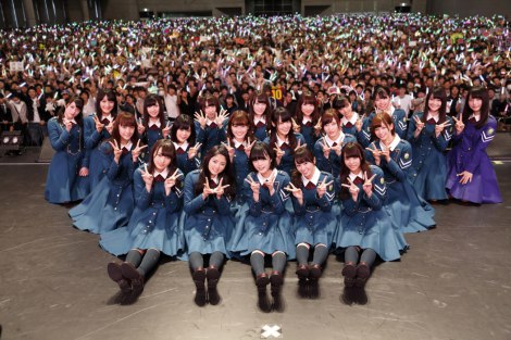 欅坂46初の全国握手会に長蛇の列 1万人動員見込む 熊本への義援金も呼びかけ Oricon News