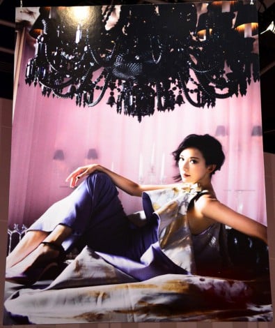 台湾のモデルで女優のリン・チーリンのパネルを展示（蜷川実花の写真展『FASHION EXCLUSIVE』にて） （C）oricon ME inc. 