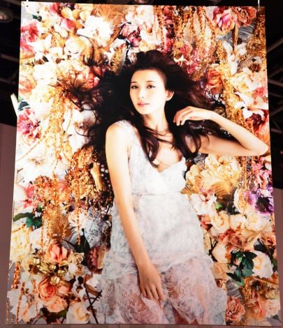 台湾のモデルで女優のリン・チーリンのパネルを展示（蜷川実花の写真展『FASHION EXCLUSIVE』にて） （C）oricon ME inc. 