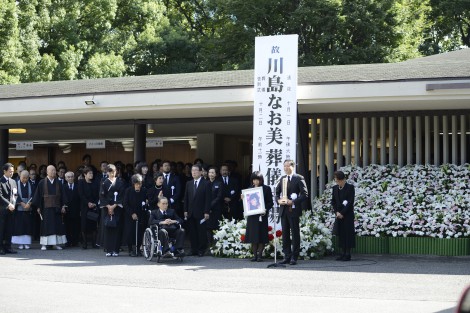 画像 写真 鎧塚氏 なお美さん出棺で号泣 最期は拍手で見送る 8枚目 Oricon News