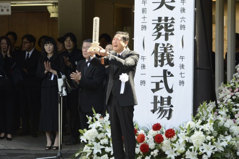 画像 写真 鎧塚氏 なお美さん出棺で号泣 最期は拍手で見送る 11枚目 Oricon News