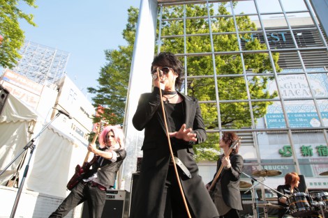 森友嵐士 V系バンドが新宿フリーライブ開催 アルタ前は異様なヘドバンの嵐に Oricon News