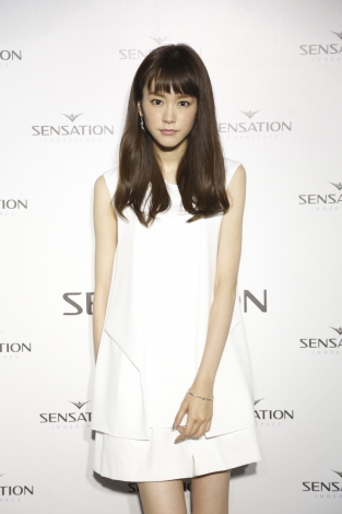 画像 写真 桐谷美玲 全身真っ白コーデ ショートパンツで美脚披露 11枚目 Oricon News