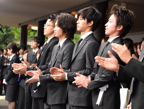 画像 写真 蜷川幸雄さん 拍手に包まれながら出棺 娘 実花氏があいさつで涙 2枚目 Oricon News