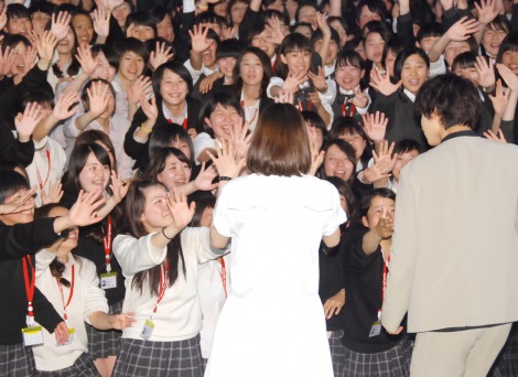 画像 写真 山崎賢人 二階堂ふみに女子高生500人悲鳴 熱気にあ然 7枚目 Oricon News