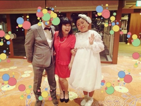 出雲大社で結婚式を終えたことを報告したニッチェ江上敬子(右) 
