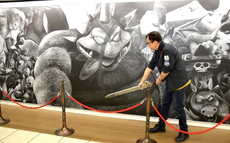 画像 写真 ドラクエ 新宿駅の巨大黒板アートに かいしんの一撃 堀井雄二氏が ロトのつるぎ で一掃 1枚目 Oricon News