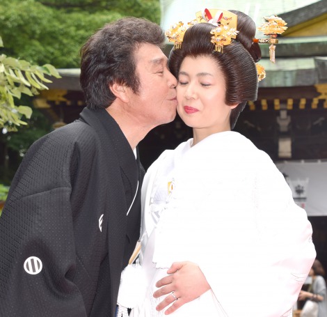 画像 写真 冠二郎 31歳年下妻を初公開 大宮八幡宮で挙式 感無量です 2枚目 Oricon News