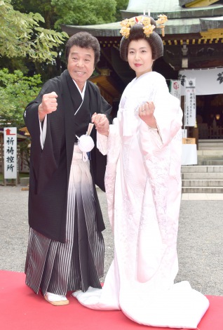 画像 写真 冠二郎 31歳年下妻を初公開 大宮八幡宮で挙式 感無量です 3枚目 Oricon News