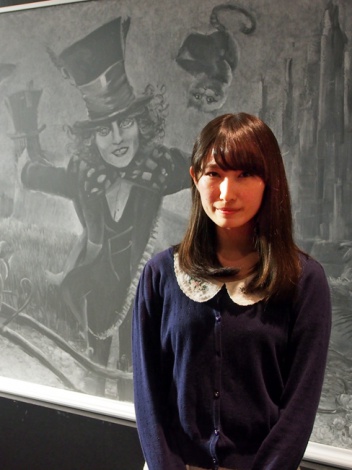 黒板アートで注目の画家 れなれな氏 アリスの世界描く Oricon News