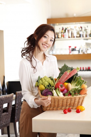 各地のご当地食材を使ったビューティーレシピを考案したモデルで野菜ソムリエの菅野広恵さん 