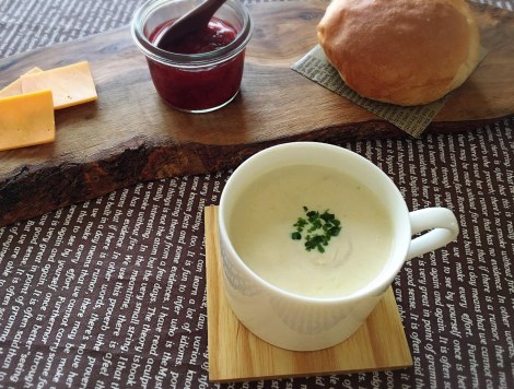 菅野広恵さんが考案した、北海道のご当地食材「トウモロコシ」を使用した『ピュアホワイトの豆乳スープ』／作り方…＜1＞玉ねぎ（4分の1）を千切りにして、フライパンを熱したらそこにバターと玉ねぎを入れます　＜2＞玉ねぎがきつね色になったら塩コショウ（少々）をして炒めます　＜3＞ピュアホワイト（1本）をラップかけてレンジで３分かけます　＜4＞ピュアホワイトが少し冷めたら包丁で実の部分を切り取り、粒をミキサーに入れて、豆乳（200グラム）を加えます　＜5＞玉ねぎが入っている鍋に＜4＞と水を入れ、火にかけます　＜5＞