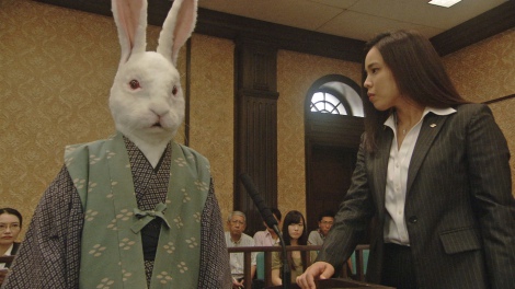 昨年、NHK・Eテレで放送され話題を呼んだ『昔話法廷』の新シリーズが決定。写真は昨年の「カチカチ山」裁判。敵討ちでタヌキを殺そうとしたウサギが被告人に（C）NHK 