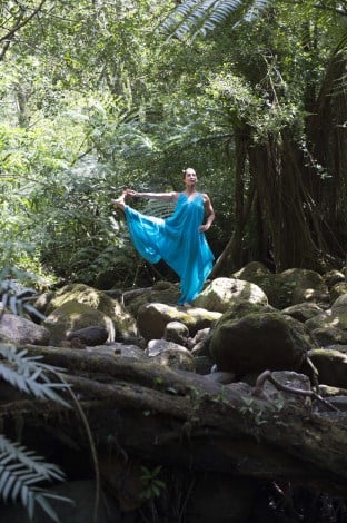 海や山、森林のなかでヨガをするアンジェラ・磨紀・バーノンさん／DVD『 Feel the ALOHA〜ヨガで感じるハワイ、五感で感じるハワイ〜』より 