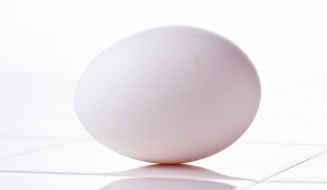 卵は栄養価の高い優秀食材。コンビニのゆで卵はあらかじめ塩味がついているため、味付けのための追加カロリーがない点もポイント。 