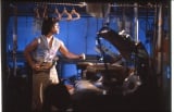 映画『刑事物語』シリーズで名物となった武田鉄矢の“ハンガーヌンチャク”(C)1981 SANRIO CO.,LTD. TOKYO,JAPAN 