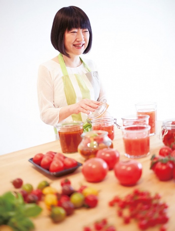 レシピ本『酢トマトレシピ』（オレンジページ／税抜750円）を著書した料理研究家の柳澤英子さん 