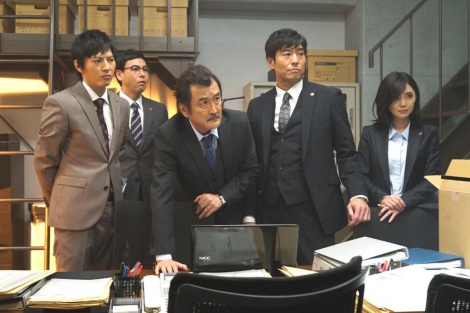 7月20日放送、テレビ朝日系ドラマ『刑事7人』第2話より。下ネタ飛び交う現場は和気あいあいと（C）テレビ朝日 