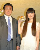 『the 3rd Burger』デビューセレモニーに参加した元横綱・九重親方（左）と、娘でモデルの秋元梢　（C）ORICON DD inc. 