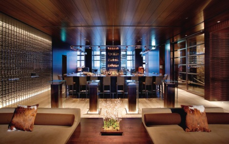 ロゼ・シャンパン「ヴーヴ・クリコ リッチ ロゼ」をベースにしたカクテルを提供するマンダリンオリエンタル東京「マンダリンバー」（37階） 