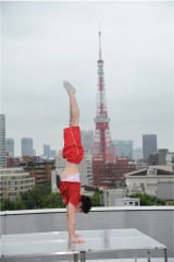 東京タワーをバックに美しい倒立の模範演技を披露した内村航平選手 