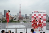 東京タワーをバックに美しい倒立の模範演技を披露する内村航平選手 