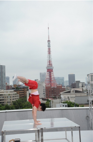 東京タワーをバックに美しい倒立の模範演技を披露する内村航平選手 