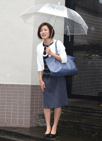 三田寛子 大雨の中で取材対応 報道陣への気遣いも 大丈夫ですか Oricon News