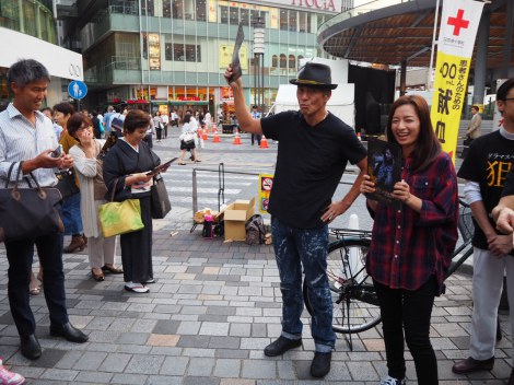 尾野真千子が東京・有楽町駅前で主演ドラマのフライヤー配りに挑戦。共演の佐藤浩市も駆けつけた （C）ORICON NewS inc. 