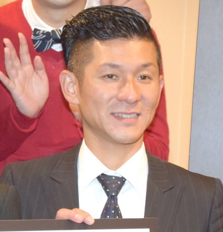 笑い飯 哲夫 32歳一般女性と交際7ヶ月のスピード婚 妻になる人はゲラです Oricon News
