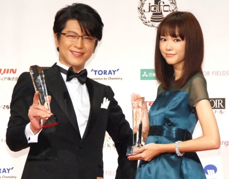 『ベストフォーマリスト賞』を受賞した（左から）及川光博、桐谷美玲 （C）ORICON NewS inc. 