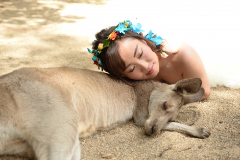 たくさんの動物と一緒に撮影＝オーストラリアでリゾートウェディングを行ったキンタロー。 