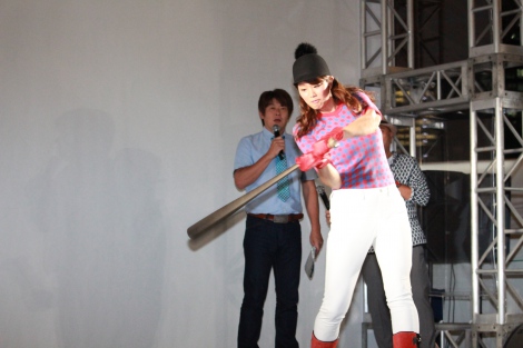 画像 写真 神スイングの稲村亜美が 神掛かった騎乗 を披露 4枚目 Oricon News