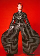 ړWwDAVID BOWIE isxWi Striped bodysuit for the Aladdin Sane tour, 1973. Design by Kansai Yamamoto.Photograph by Masayoshi Sukita(C)Sukita / The David Bowie Archive 