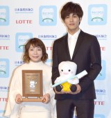 ���Ⓧ���A�����_���X�g�E�O��G���I��̏Ί�ɍ���ڂ�u�_�炩���A�D�������܂܂�Ă�v 