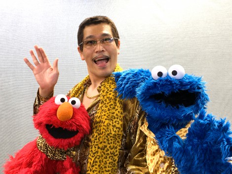 ピコ太郎がセサミストリートとコラボ エルモ クッキーモンスターにダンス指導 Oricon News