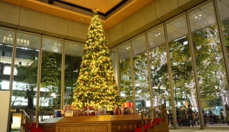 サムネイル 丸ビル（東京・千代田区）で披露された、クリスマスイベント「Marunouchi Bright Christmas 2016 〜不思議なくるみ割り人形の物語〜」の巨大ツリー （C）oricon ME inc. 