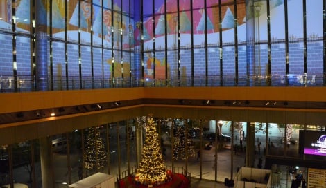 丸ビル（東京・千代田区）で披露された、クリスマスイベント「Marunouchi Bright Christmas 2016 〜不思議なくるみ割り人形の物語〜」の巨大ツリーとプロジェクションマッピング （C）oricon ME inc. 