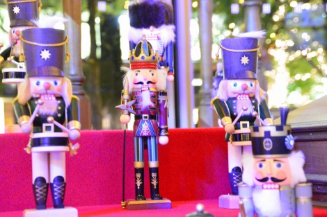丸ビルの巨大ツリーの足もとに置かれたくるみ割り人形　クリスマスイベント「Marunouchi Bright Christmas 2016 〜不思議なくるみ割り人形の物語〜」 （C）oricon ME inc. 