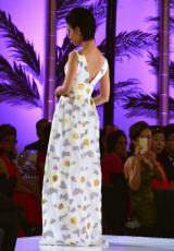 画像・写真 | 背中＆デコルテ全開大人ドレス姿 剛力彩芽「ESCADA