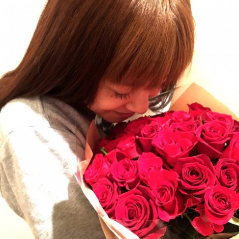 長友佑都選手から届いた32本の赤いバラにうっとりする平愛梨 