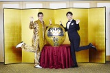『第67回紅白歌合戦』出演決定をプロデューサーの古坂大魔王（右）と祝ったピコ太郎（左） 